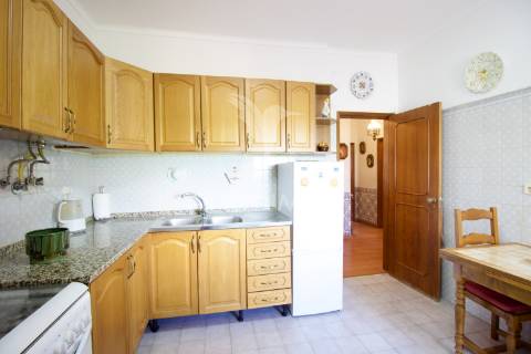 Apartamento t2 almada – rua ramiro ferrão, almada