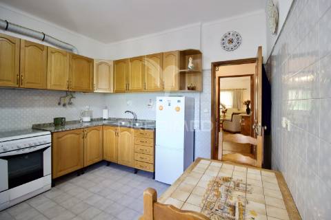 Apartamento t2 almada – rua ramiro ferrão, almada