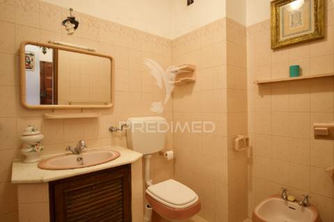 Apartamento t2 almada – rua ramiro ferrão, almada