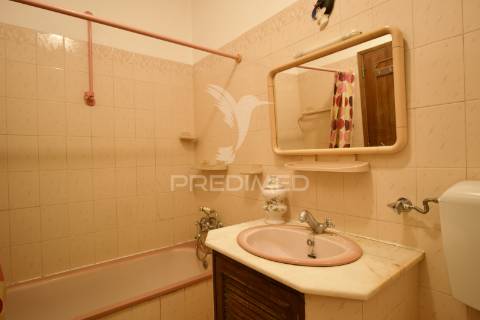 Apartamento t2 almada – rua ramiro ferrão, almada