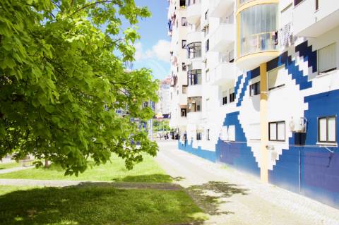 Apartamento t2 almada – rua ramiro ferrão, almada