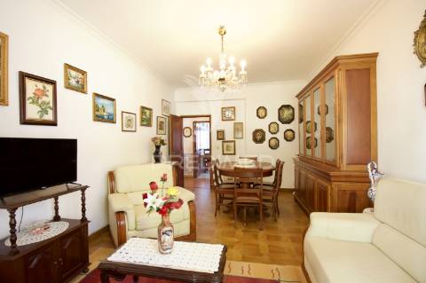Apartamento t2 almada – rua ramiro ferrão, almada