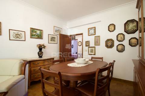 Apartamento t2 almada – rua ramiro ferrão, almada