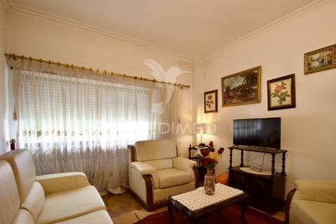 Apartamento t2 almada – rua ramiro ferrão, almada