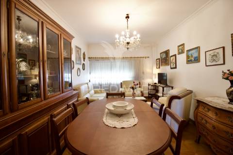 Apartamento t2 almada – rua ramiro ferrão, almada