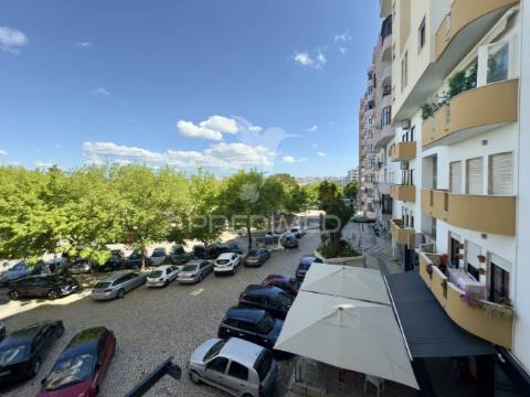 Apartamento t2 almada – rua ramiro ferrão, almada