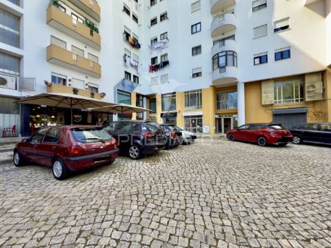 Apartamento t2 almada – rua ramiro ferrão, almada