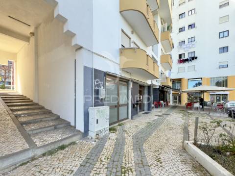 Apartamento t2 almada – rua ramiro ferrão, almada