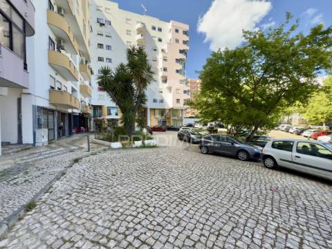 Apartamento t2 almada – rua ramiro ferrão, almada