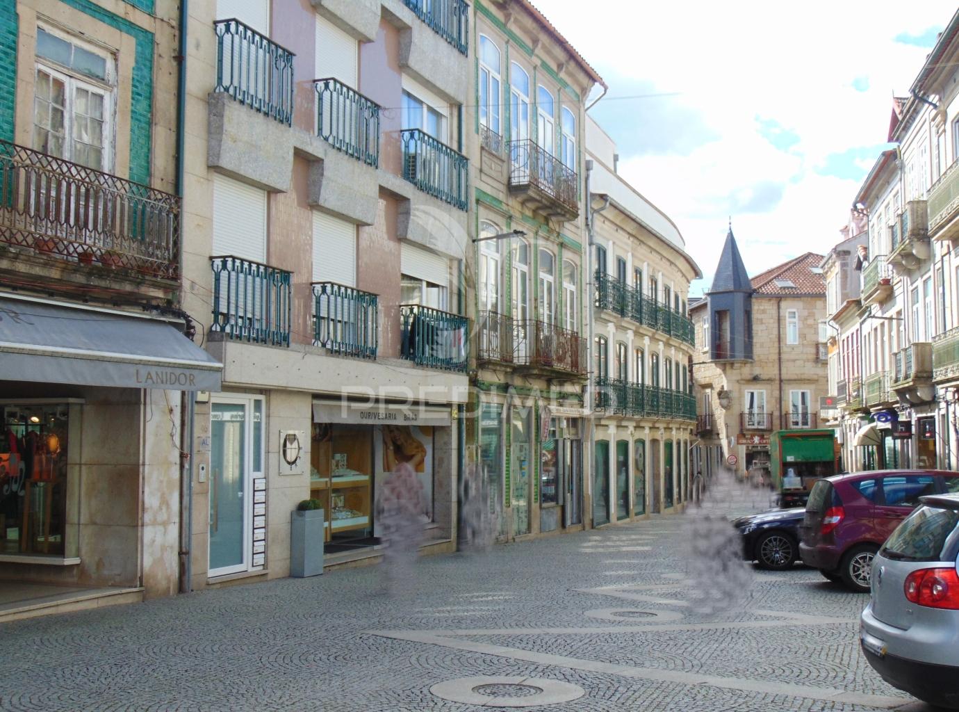Prédio 3 pisos e loja comercial na zona histórica de vila real