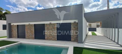 Moradia t4 - quinta da serralheira, setúbal  600.000€