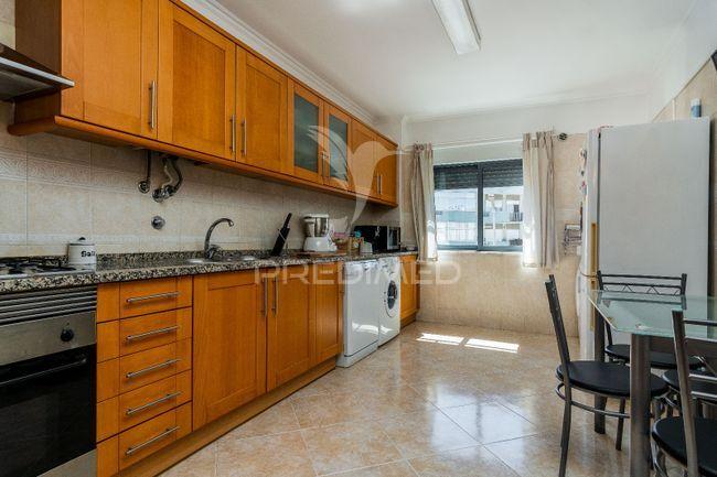 T3 em corroios com sala de 32m2 e arrecadação com 22m2.