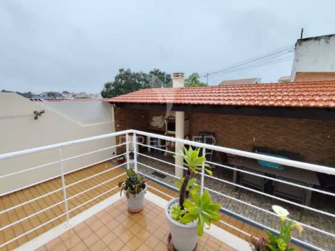 Prestigiada urbanização quinta da brita moradia t3 c/ garagem