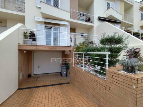 Prestigiada urbanização quinta da brita moradia t3 c/ garagem