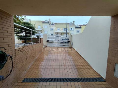 Prestigiada urbanização quinta da brita moradia t3 c/ garagem