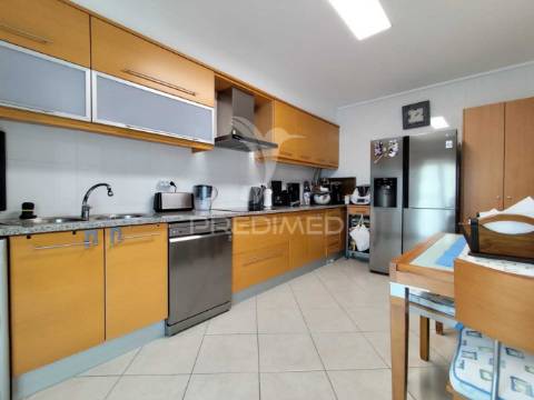 Prestigiada urbanização quinta da brita moradia t3 c/ garagem