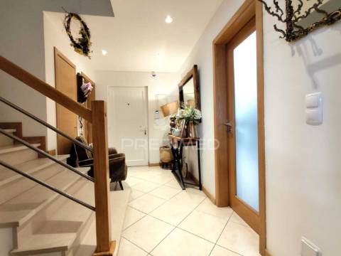 Prestigiada urbanização quinta da brita moradia t3 c/ garagem
