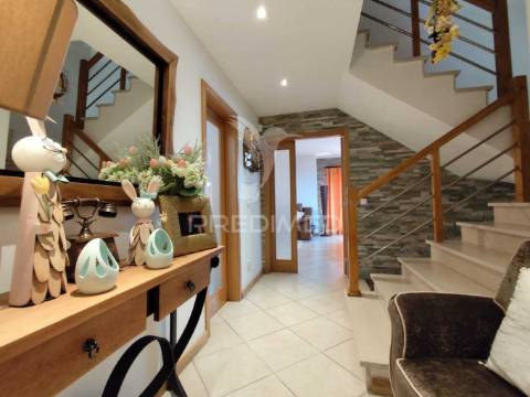 Prestigiada urbanização quinta da brita moradia t3 c/ garagem