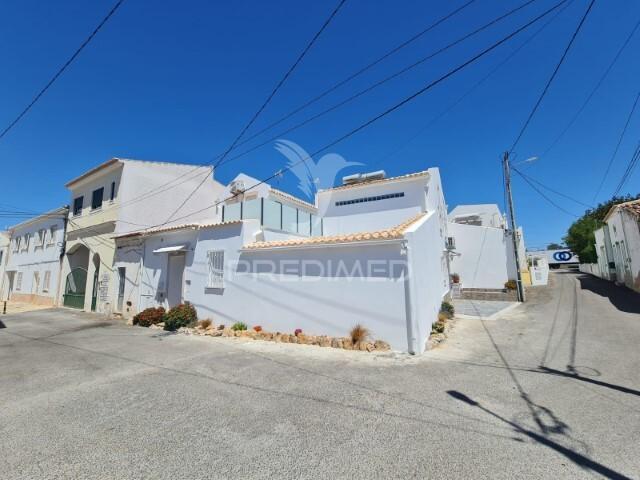 Moradia t2+t1 remodelada. 5min das praias dos salgados,  pêra e galé