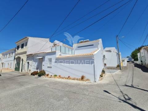 Moradia t2+t1 remodelada. 5min das praias dos salgados,  pêra e galé