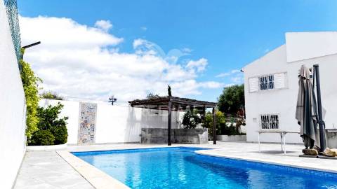 Moradia v5 com piscina, garagem e anexo – conforto e espaço para toda a família