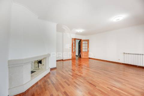 Apartamento t3 com garagem em laranjeiras