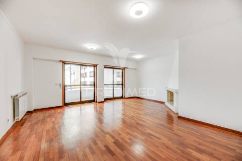 Apartamento t3 com garagem em laranjeiras