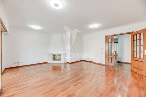 Apartamento t3 com garagem em laranjeiras