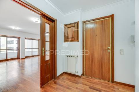 Apartamento t3 com garagem em laranjeiras