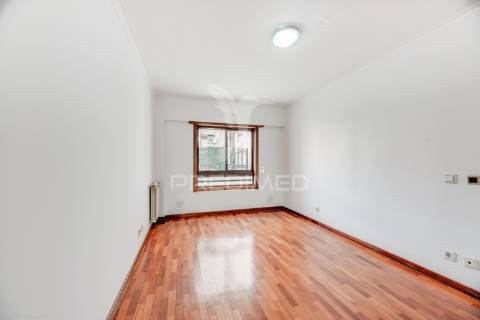 Apartamento t3 com garagem em laranjeiras