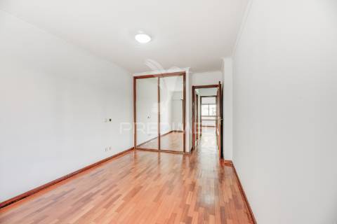 Apartamento t3 com garagem em laranjeiras