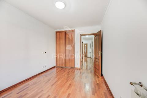 Apartamento t3 com garagem em laranjeiras