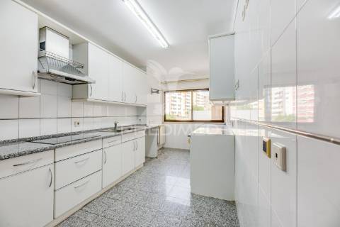Apartamento t3 com garagem em laranjeiras