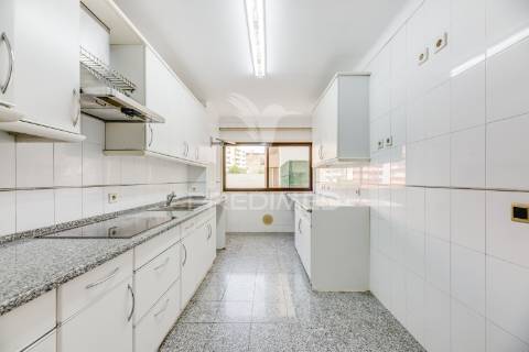 Apartamento t3 com garagem em laranjeiras