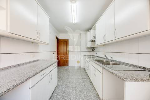 Apartamento t3 com garagem em laranjeiras
