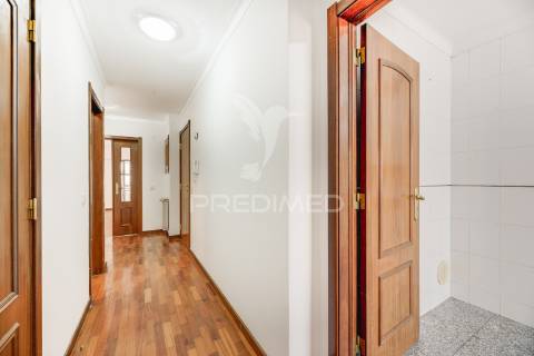 Apartamento t3 com garagem em laranjeiras