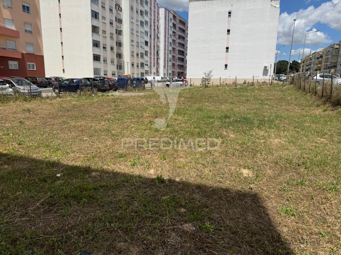 Terreno urbano para construção de 4 pisos com cave, 4 fogos t2 por piso (total 16 fogos)