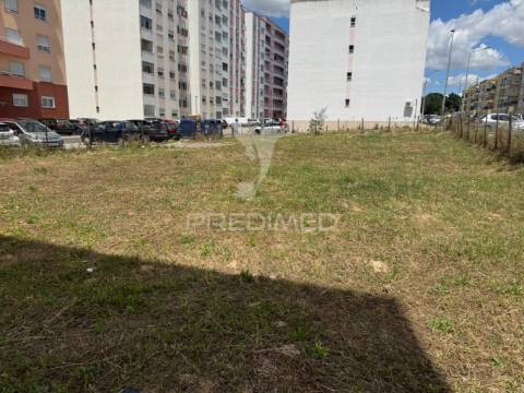 Terreno urbano para construção de 4 pisos com cave, 4 fogos t2 por piso (total 16 fogos)