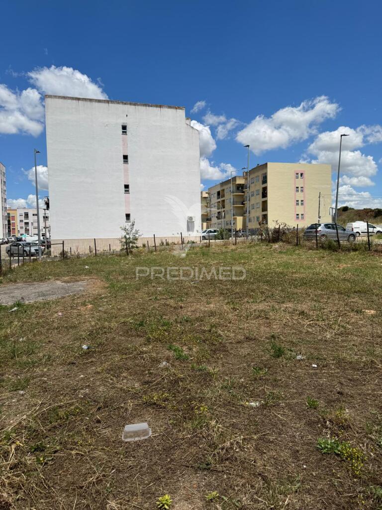 Terreno urbano para construção de 4 pisos com cave, 4 fogos t2 por piso (total 16 fogos)