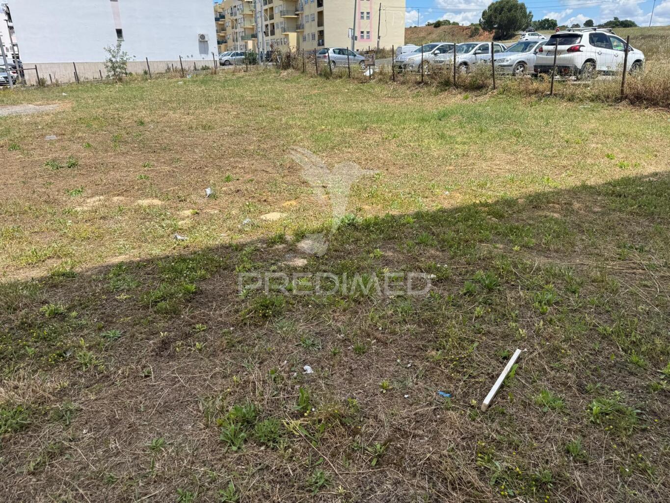 Terreno urbano para construção de 4 pisos com cave, 4 fogos t2 por piso (total 16 fogos)