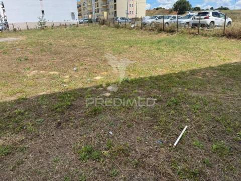 Terreno urbano para construção de 4 pisos com cave, 4 fogos t2 por piso (total 16 fogos)