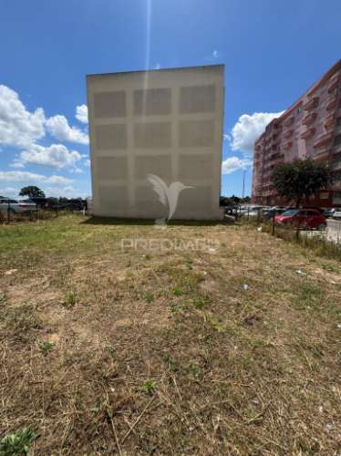 Terreno urbano para construção de 4 pisos com cave, 4 fogos t2 por piso (total 16 fogos)