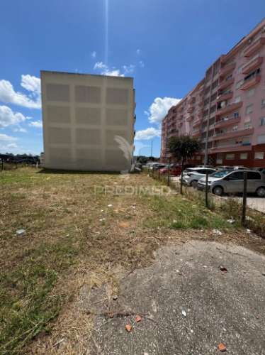 Terreno urbano para construção de 4 pisos com cave, 4 fogos t2 por piso (total 16 fogos)