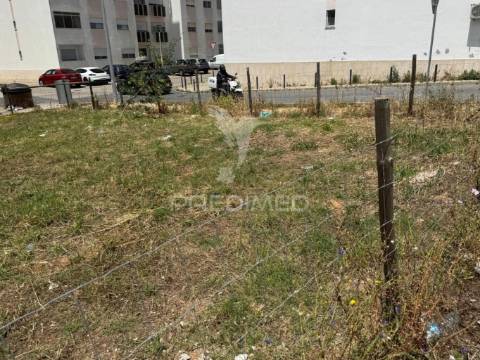 Terreno urbano para construção de 4 pisos com cave, 4 fogos t2 por piso (total 16 fogos)