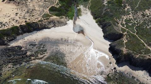 Herdade confinante com praia e linha mar