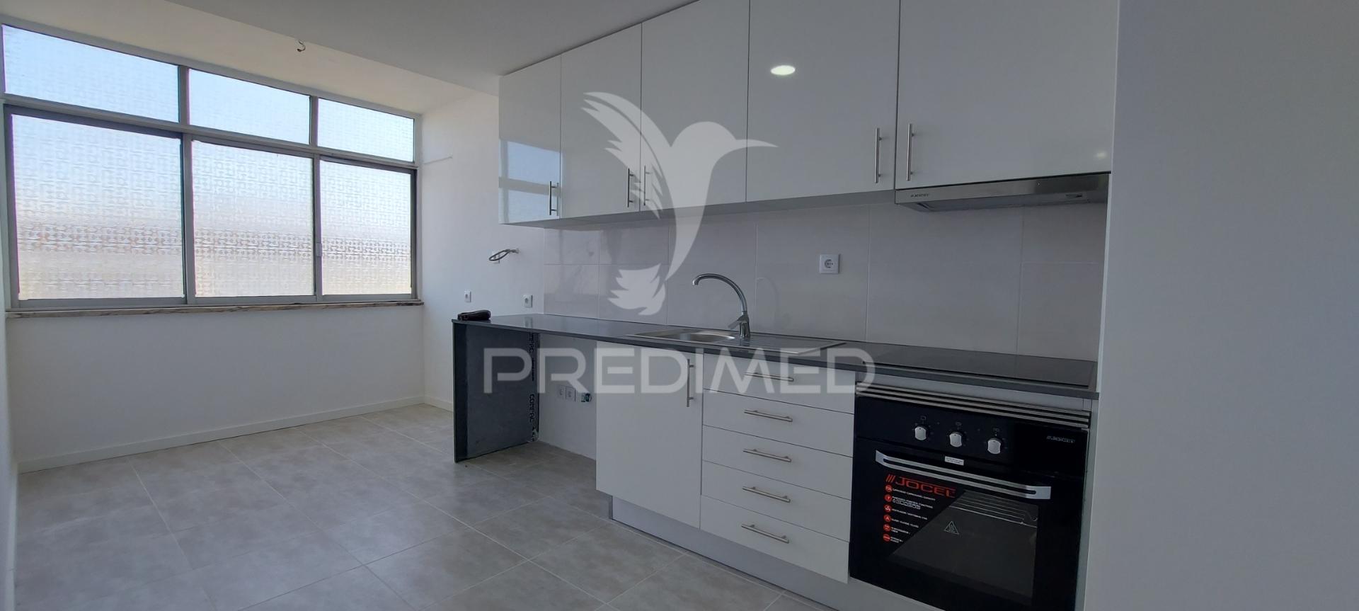 Apartamento t3 remodelado na amora | com suíte e varanda
