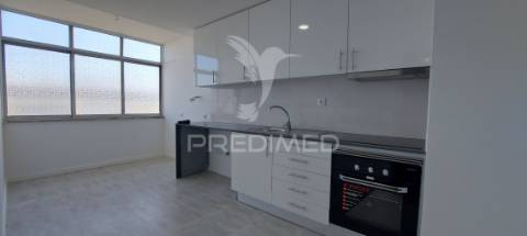 Apartamento t3 remodelado na amora | com suíte e varanda