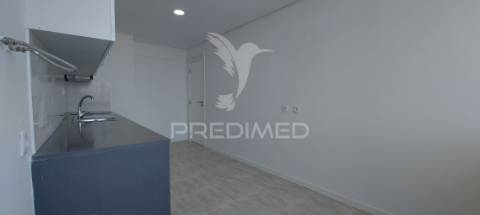 Apartamento t3 remodelado na amora | com suíte e varanda