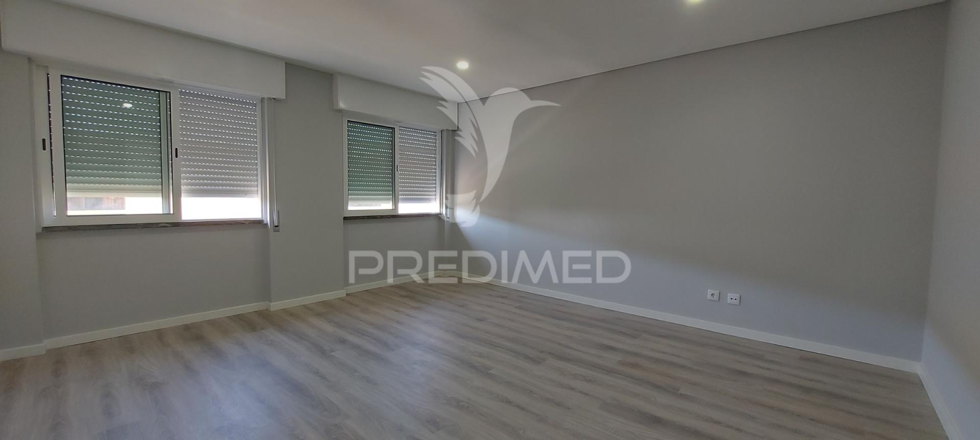 Apartamento t3 remodelado na amora | com suíte e varanda