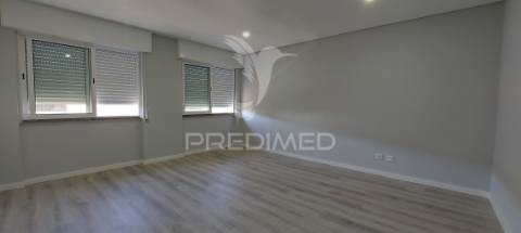 Apartamento t3 remodelado na amora | com suíte e varanda
